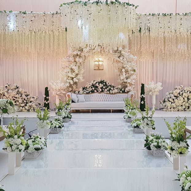 
                        يليزيا العين -    كوشات  اعراس فخمة   | أفكار كوشات  اعراس فخمة | تصاميم كوشات |   ديكور  كوشات  ورد طبيعي 

 كوشة اعراس بأريكة بيضاء وزهور لإضفاء جو ساحر ورومانسي على حفل زفافك